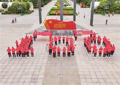 达斡尔族走上哈尔滨中央大街